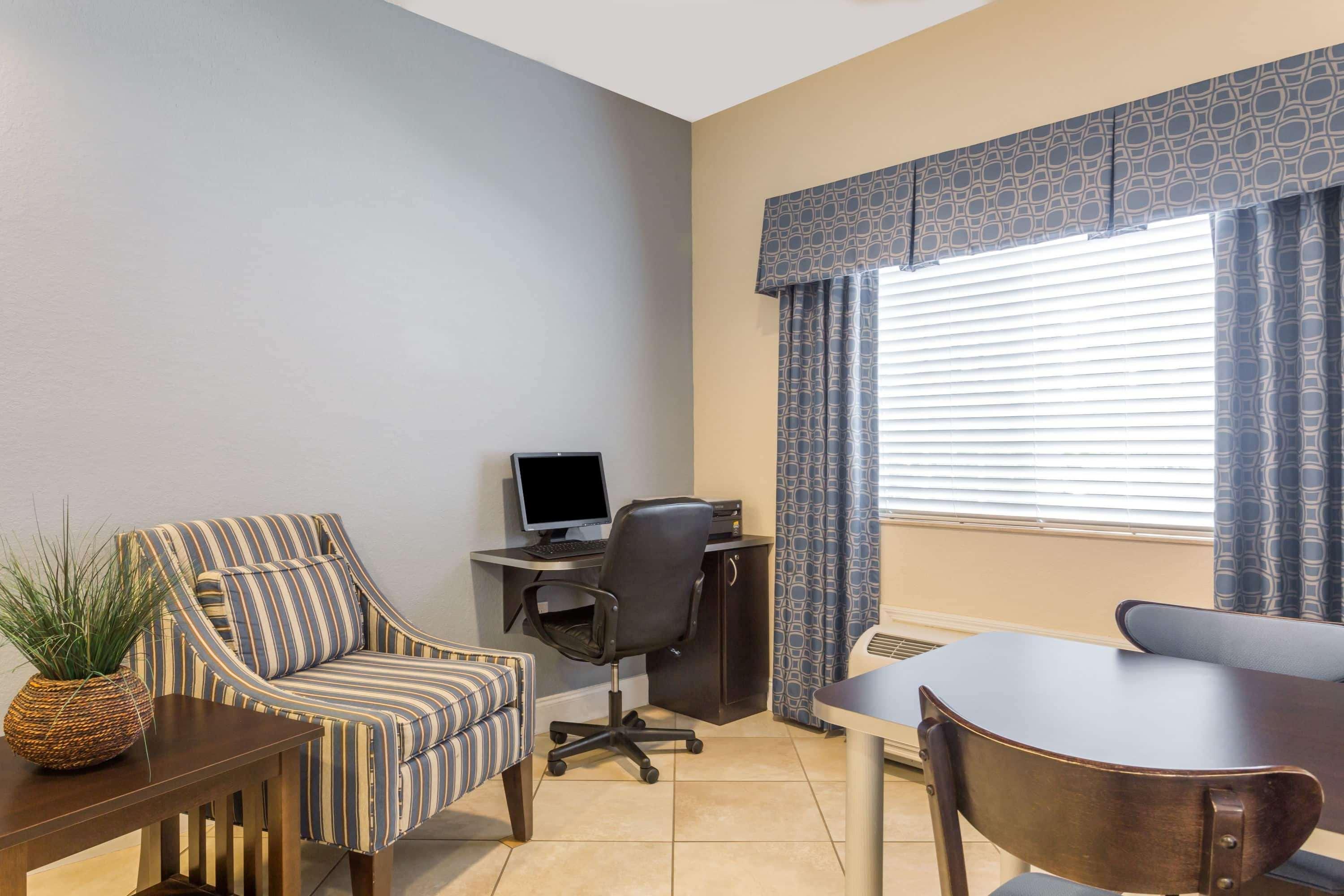 Microtel Inn & Suites By Wyndham Spring Hill/Weeki Wachee Zewnętrze zdjęcie